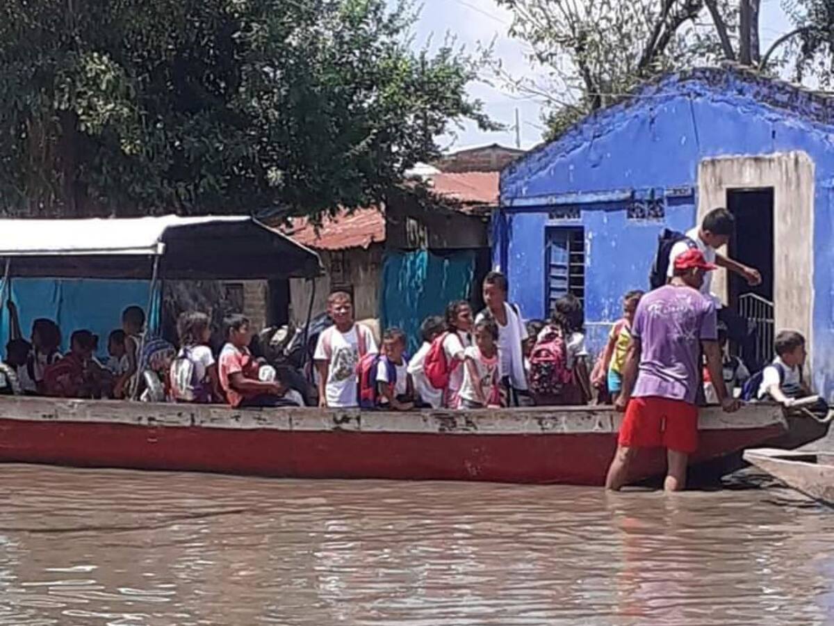 Alrededor de 450 niños en El Banco Magdalena usan canoas para llegar a sus colegios