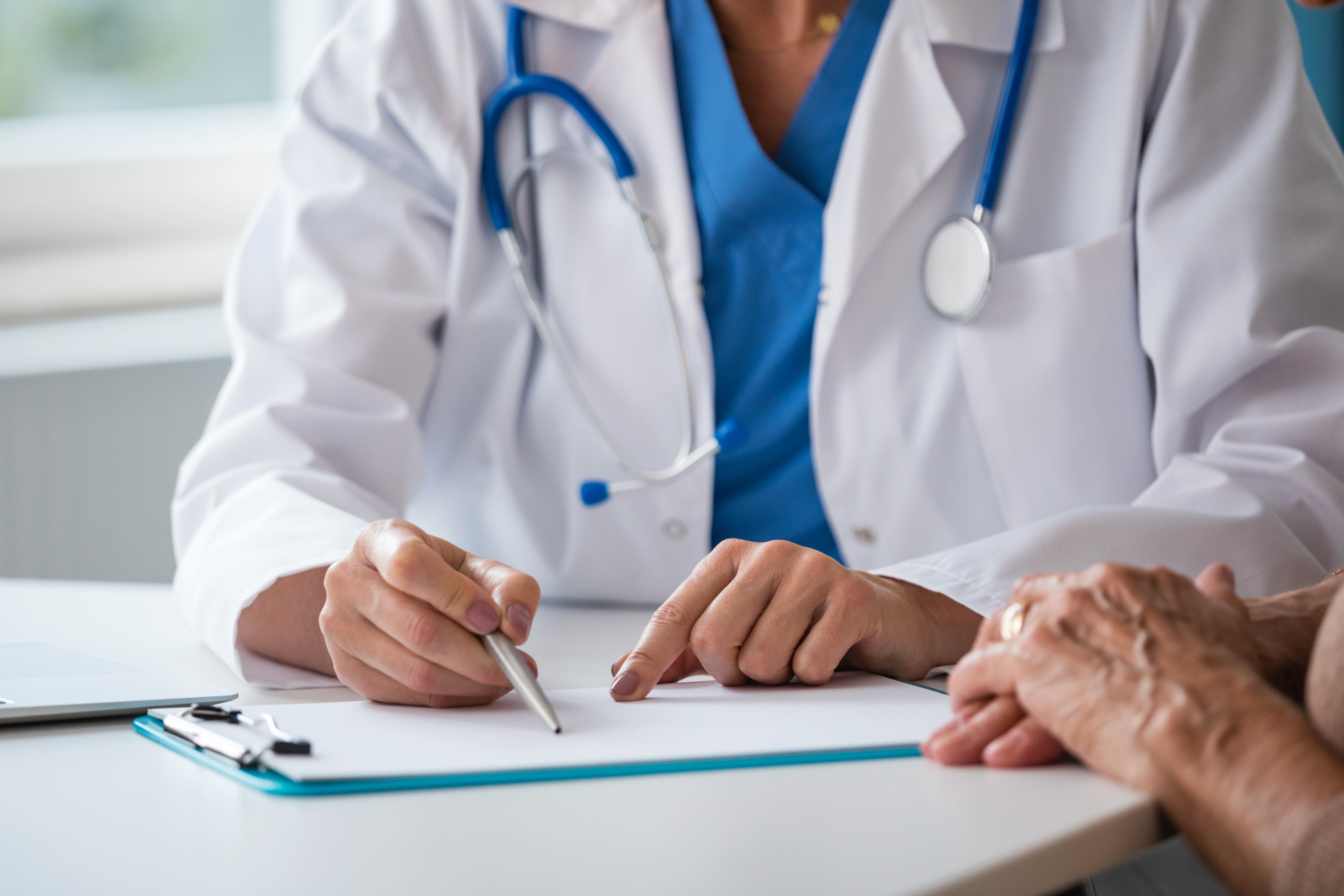 ¿Hay crisis en el sistema de salud de Colombia? Expertos responden tras informe de la Contraloría