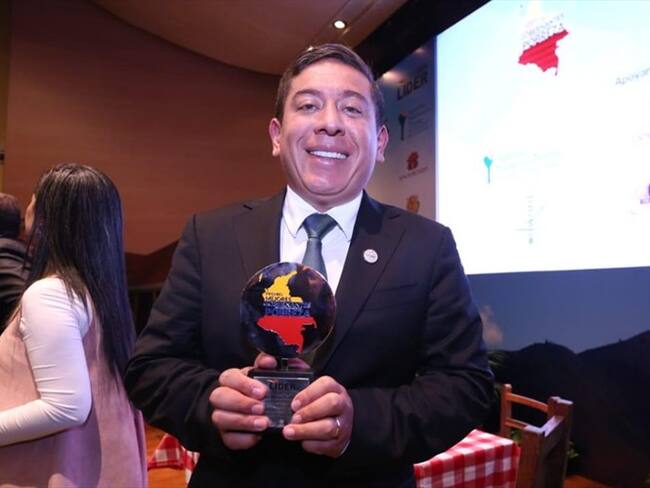 El gobernador de Boyacá, Carlos Andrés Amaya, fue galardonado con el premio como al mejor gobernante del país en superación de la pobreza. Foto: Jorge Herrera