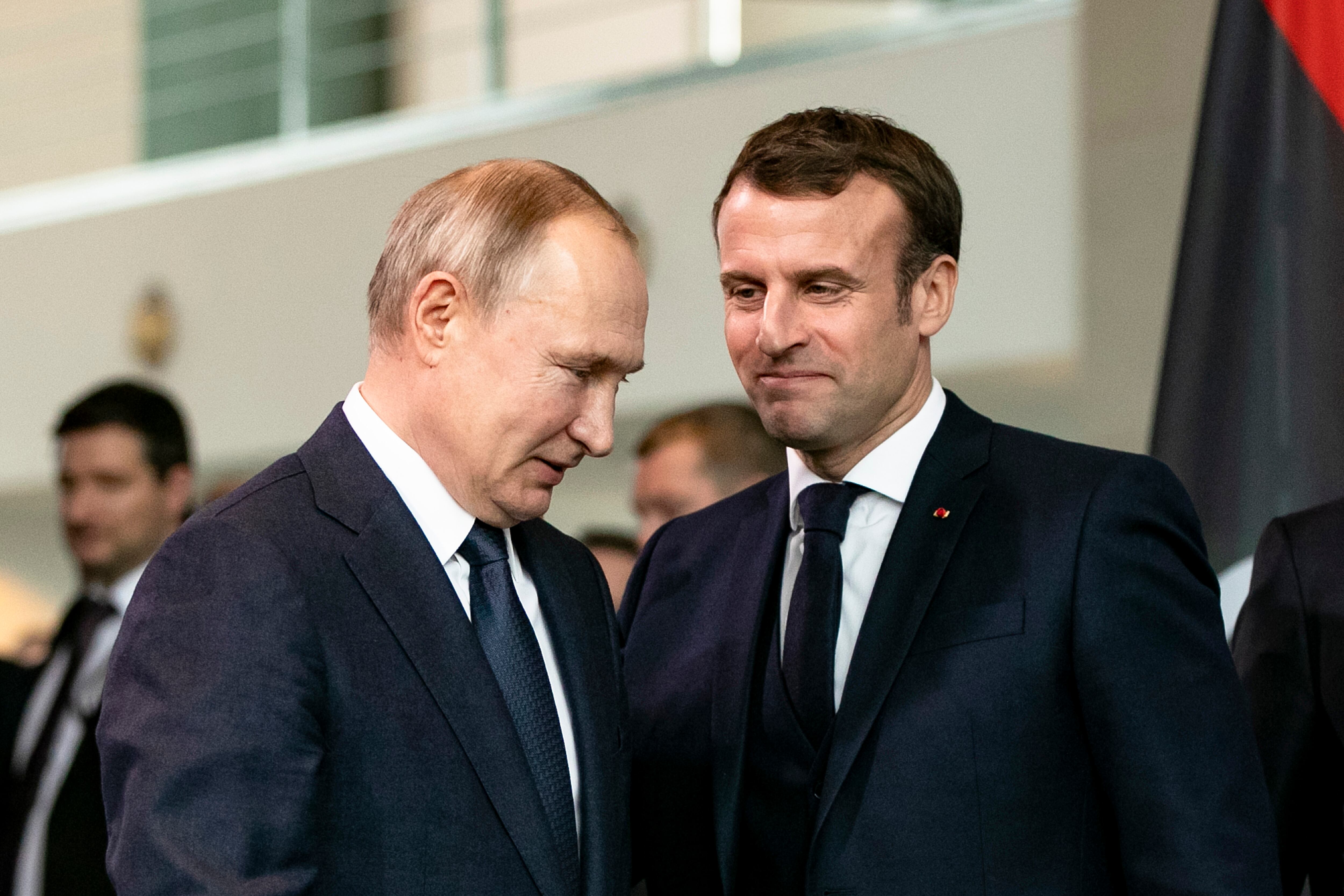 Foto de referencia de Vladimir Putin, presidente de Rusia, con Emmanuel Macron, el presidente de Francia. (Photo by Emmanuele Contini/Getty Images)