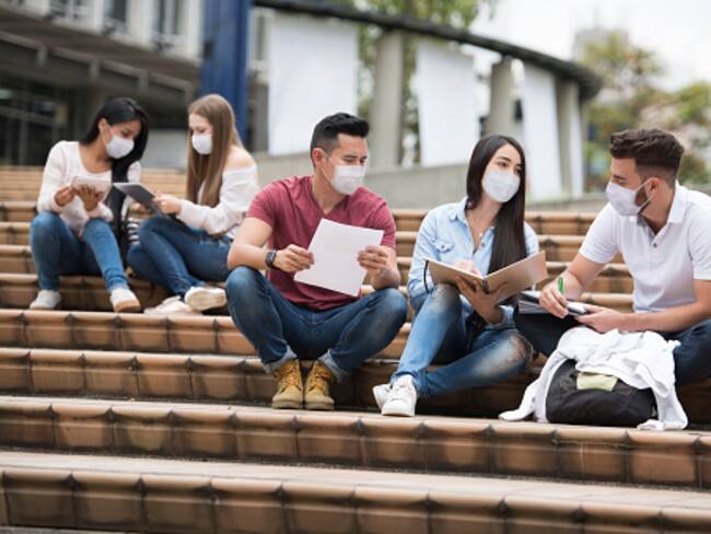 Imagen de referencias personas con tapabocas. Foto: Getty