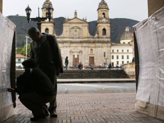 Una pareja busca sus nombres en uno de los recintos habilitados para el "plebiscito por la paz" que tendrá lugar este 2 de octubre. Foto: GETTY IMAGES. Imagen tomada de BBC Mundo.