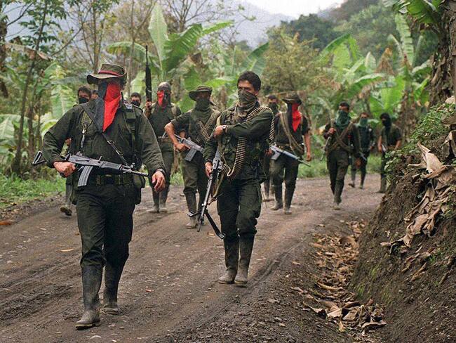 Guerrilleros del ELN, patrullan calle secundaria en Sarare, 27 de febrero de 2000 en el Departamento de Arauca.