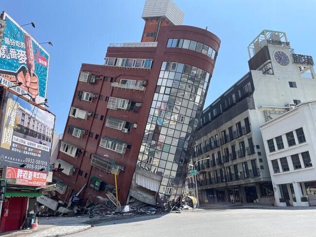 Hualien (Taiwan), 03/04/2024.- A photo released by The Central News Agency (CNA) shows a collapsed building following a magnitude 7.4 earthquake in Hualien, Taiwan, 03 April 2024. A magnitude 7.4 earthquake struck Taiwan on the morning of 03 April with an epicentre 18 kilometres south of Hualien City at a depth of 34.8 km, according to the United States Geological Survey (USGS). (Terremoto/sismo, Estados Unidos) EFE/EPA/THE CENTRAL NEWS AGENCY TAIWAN OUT / MANDATORY CREDIT EDITORIAL USE ONLY/NO SALES EDITORIAL USE ONLY/NO SALES