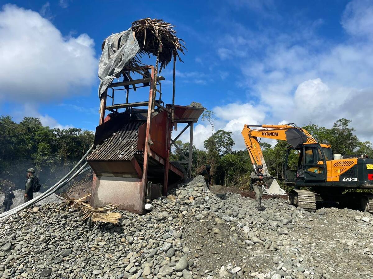 Golpe a la minería ilegal: destruyen maquinaria de disidencias en Buenaventura