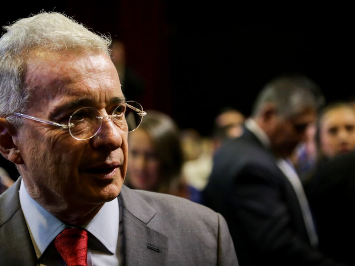 Así queda el caso contra Álvaro Uribe tras la renuncia del fiscal