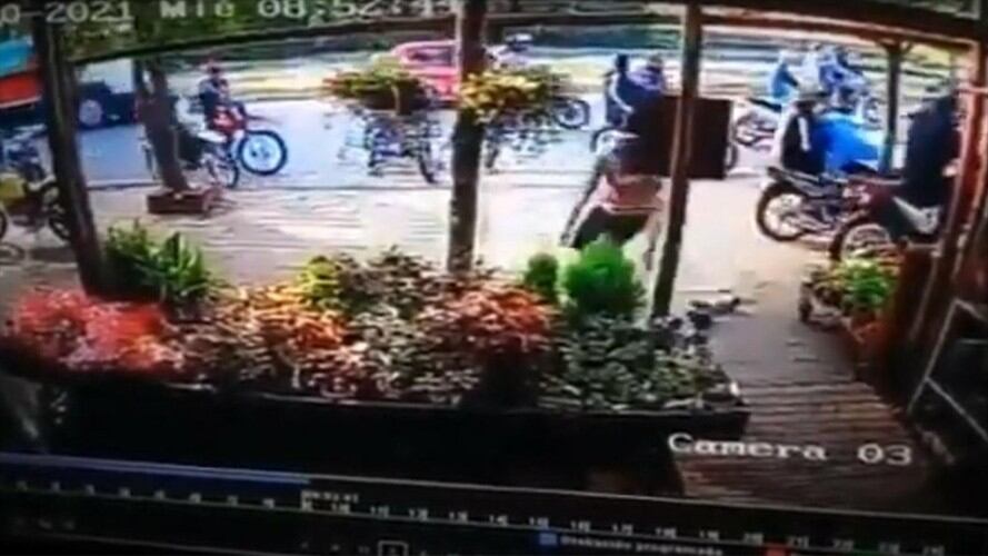 ¡Insólito! Delincuentes atracan floristería  en cortejo fúnebre de su amigo ladrón. Foto: Captura de video