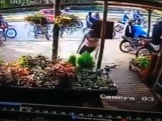 ¡Insólito! Delincuentes atracan floristería en cortejo fúnebre de su amigo ladrón. Foto: Captura de video