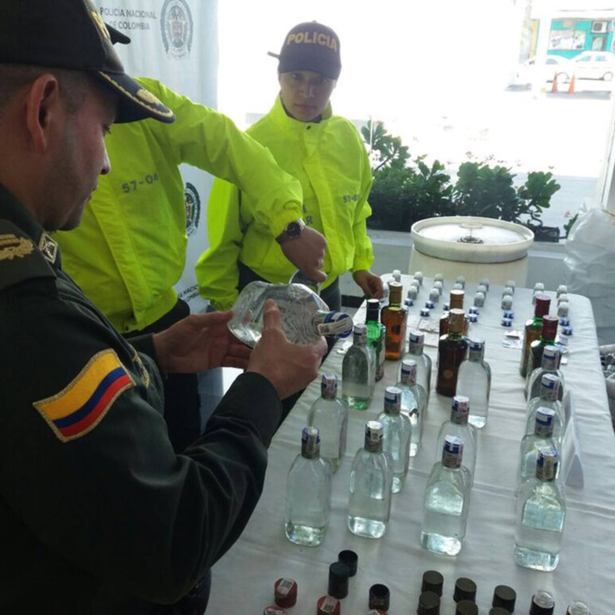 Decomisan más de 2.000 unidades de licor adulterado en Bogotá