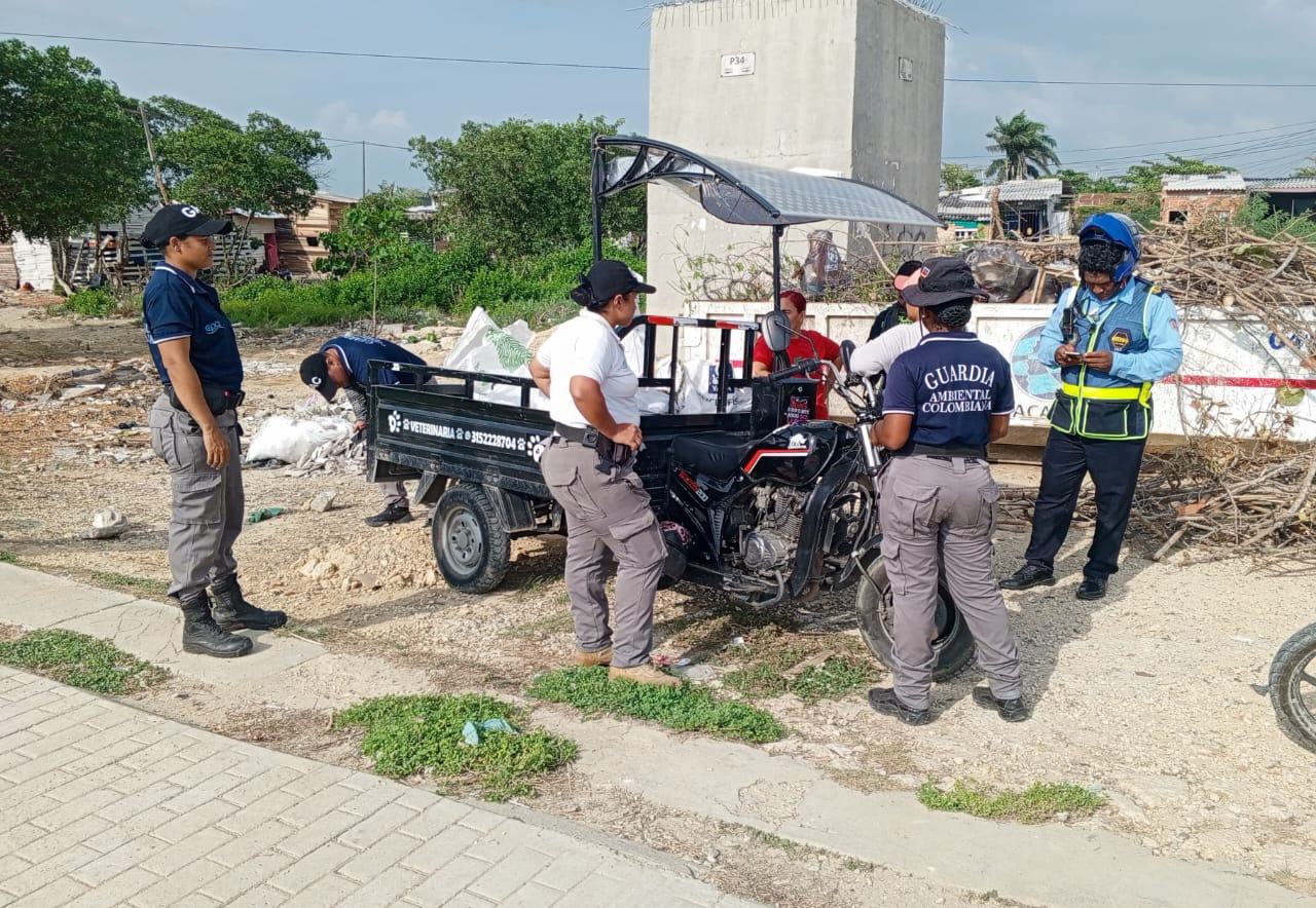 Sancionan a conductor de motocarro por arrojar basura a la Ciénaga de la Virgen. Foto: Cortesía Alcaldía Cartagena.
