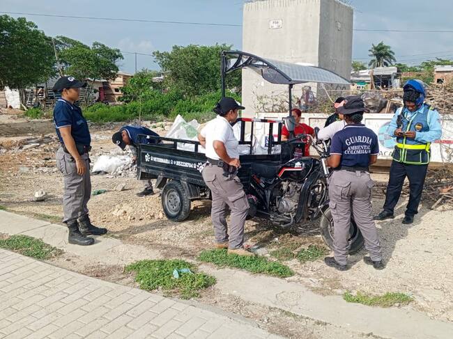 Sancionan a conductor de motocarro por arrojar basura a la Ciénaga de la Virgen. Foto: Cortesía Alcaldía Cartagena.