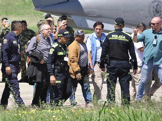 Luis Manuel Díaz, padre del delantero del Liverpool Luis Díaz, desciende de un helicóptero después de su liberación en el aeropuerto Alfonso López de Valledupar, Colombia. (Foto de STRINGER/AFP vía Getty Images)