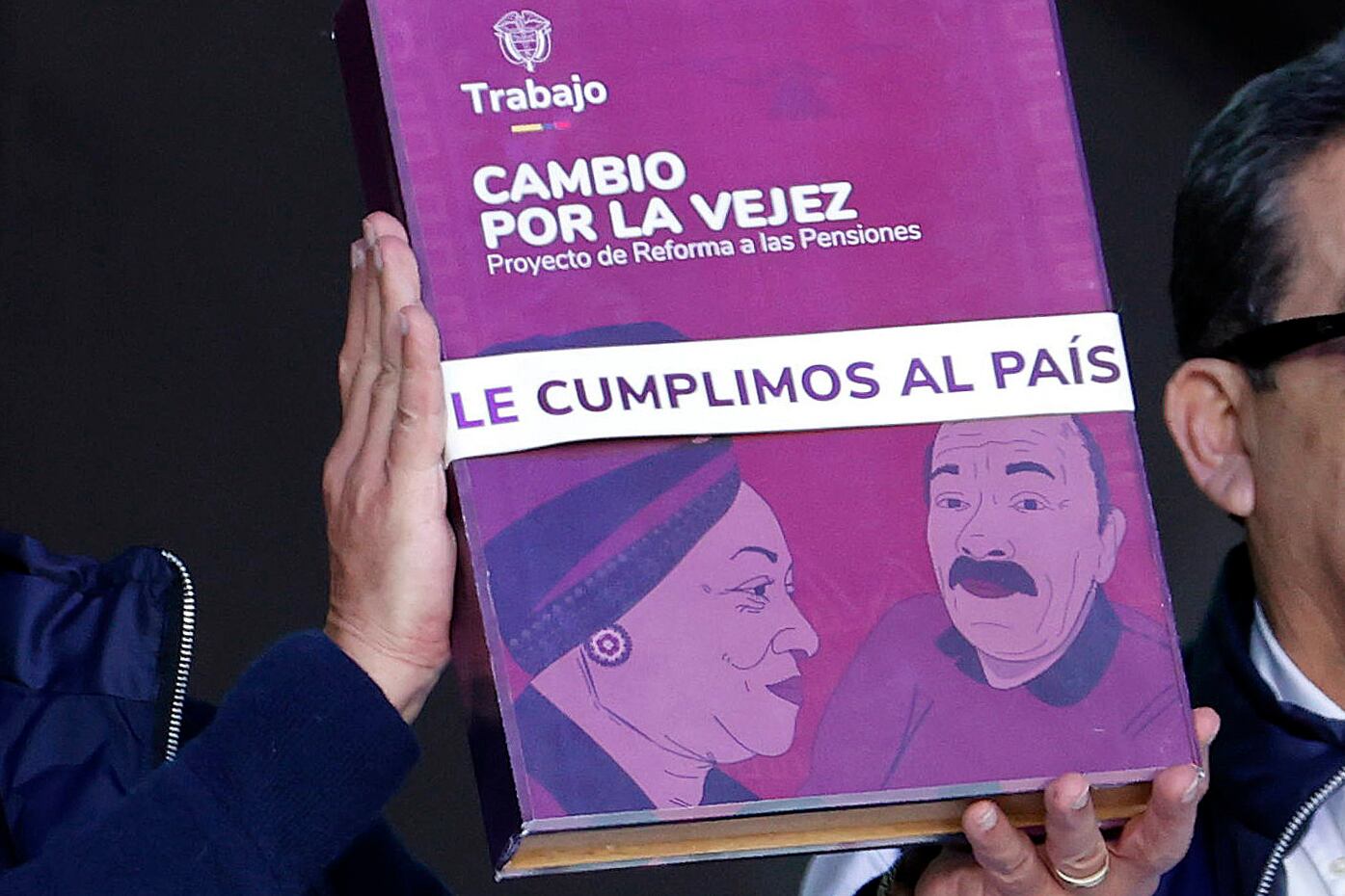 Documento de la reforma pensional. EFE/ Mauricio Dueñas Castañeda