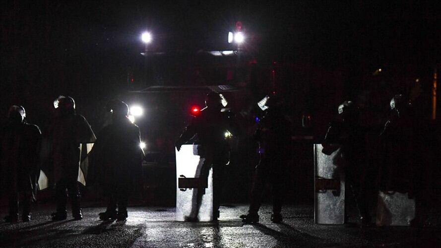 De fondo se escuchan gritos de otros manifestantes, incluso, mientras caminan el mismo joven les pide a los policías no golpear a un ciudadano. Foto: Getty Images / JUAN BARRETO