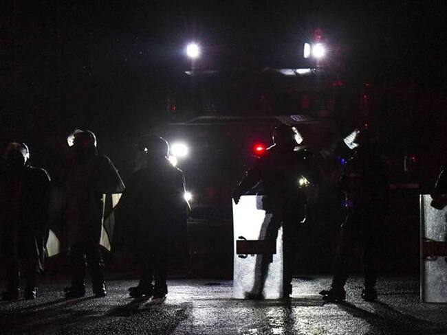 De fondo se escuchan gritos de otros manifestantes, incluso, mientras caminan el mismo joven les pide a los policías no golpear a un ciudadano. Foto: Getty Images / JUAN BARRETO