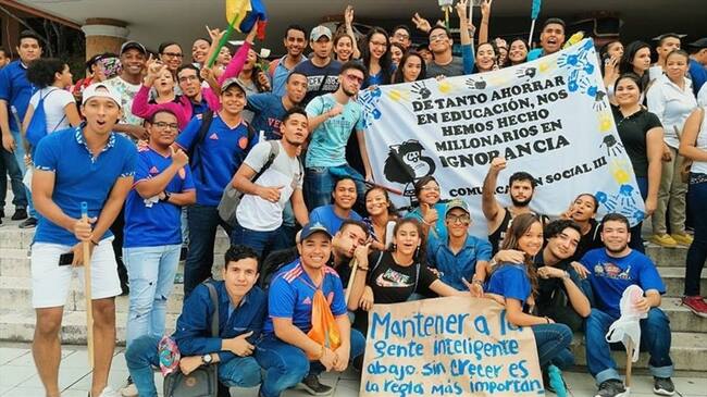 La suspensión se da, según una resolución, por el bloqueo de acceso a las sedes de la Universidad. Estudiantes rechazan la medida.. Foto: Cortesía