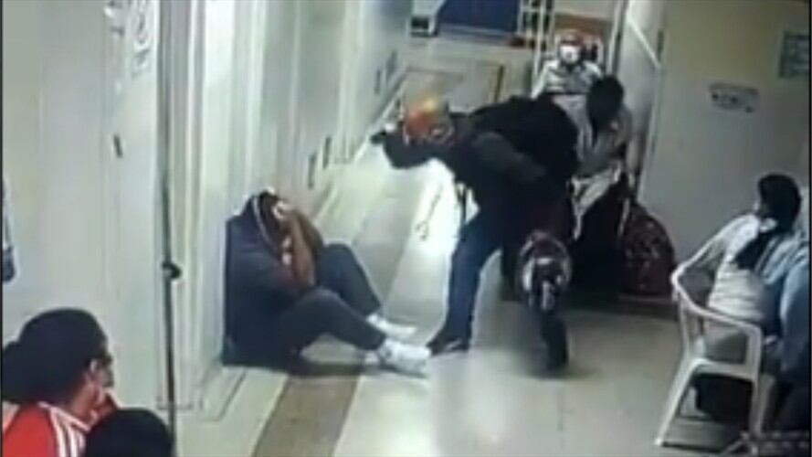 Brutal agresión a un enfermero en hospital de Medellín. Foto: Twitter: @davidcalle1