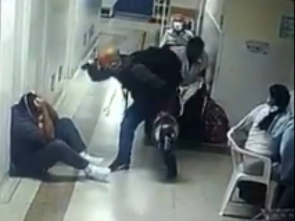 Video: Brutal agresión a un enfermero con el casco de moto en Medellín