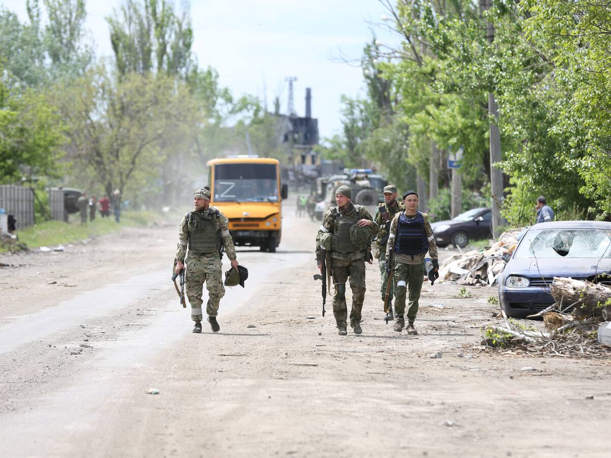 Centenares de defensores de Azovstal evacúan la acería ucraniana en Mariúpol