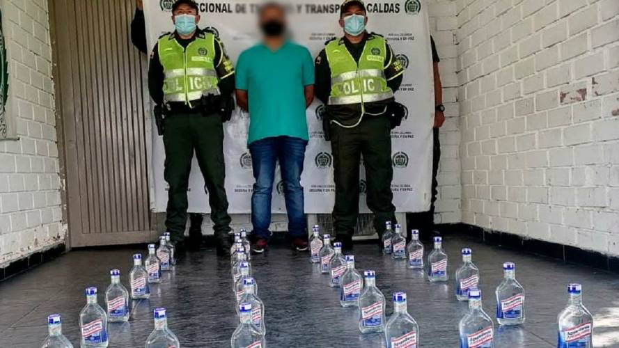 Capturaron una persona y decomisaron 30 botellas de licor adulterado. Crédito: Policía Caldas.