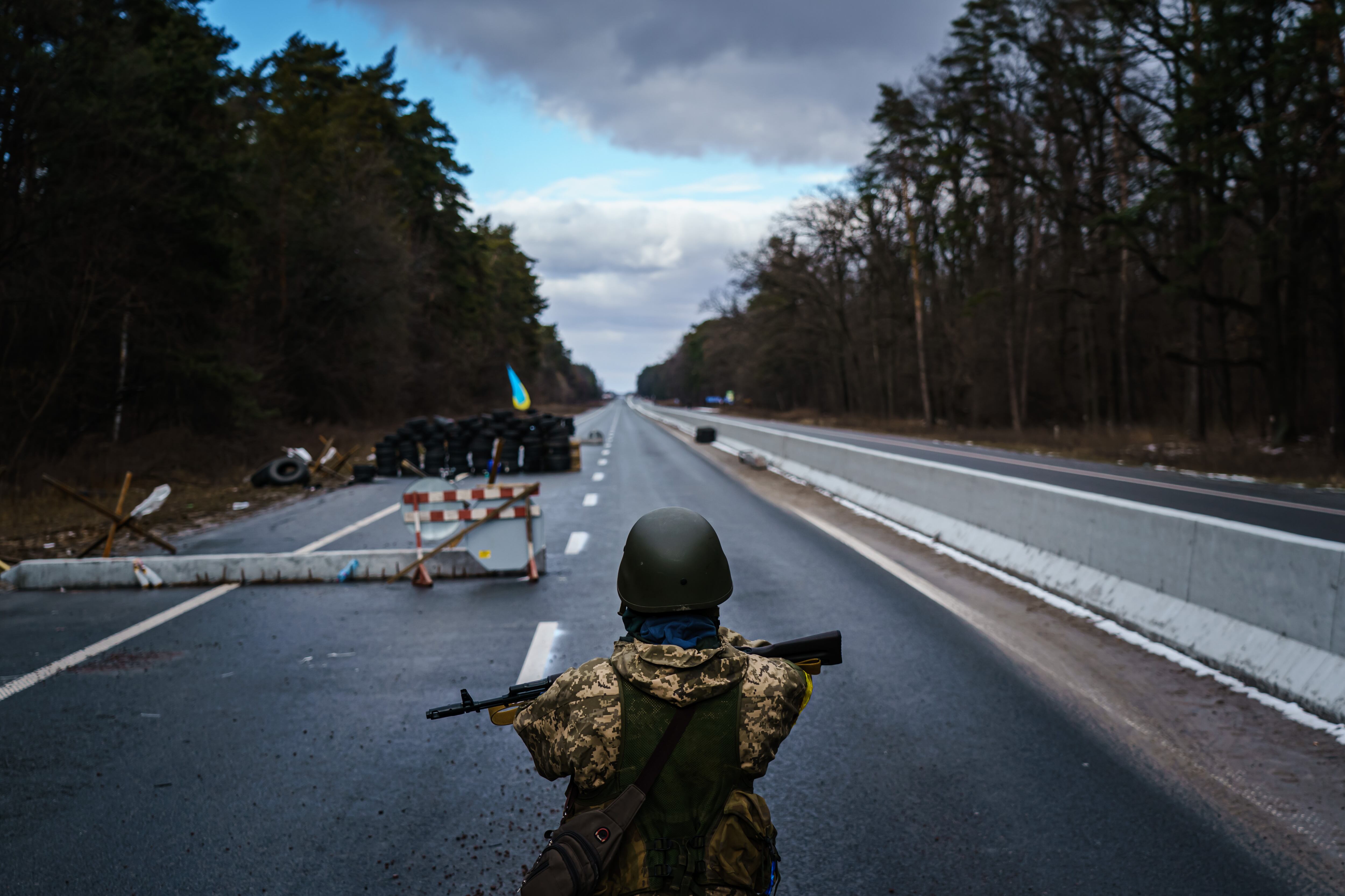 Foto de referencia de un soldado ucraniano en medio de la ofensiva rusa. Foto: Marcus Yam, Los Ángeles Times, vía Getty Images.