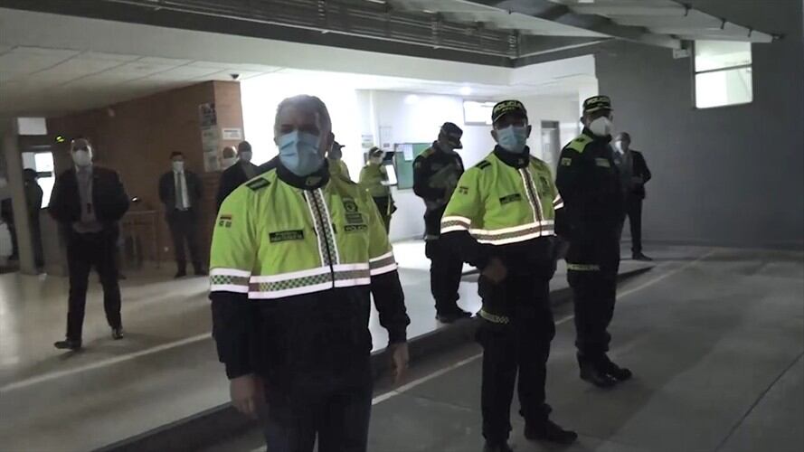 Portando el nuevo el uniforme de la Policía Nacional, el presidente Iván Duque pasó revista a un CAI en Bogotá. Foto: Captura de video