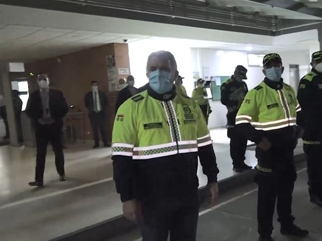 Portando el nuevo el uniforme de la Policía Nacional, el presidente Iván Duque pasó revista a un CAI en Bogotá. Foto: Captura de video