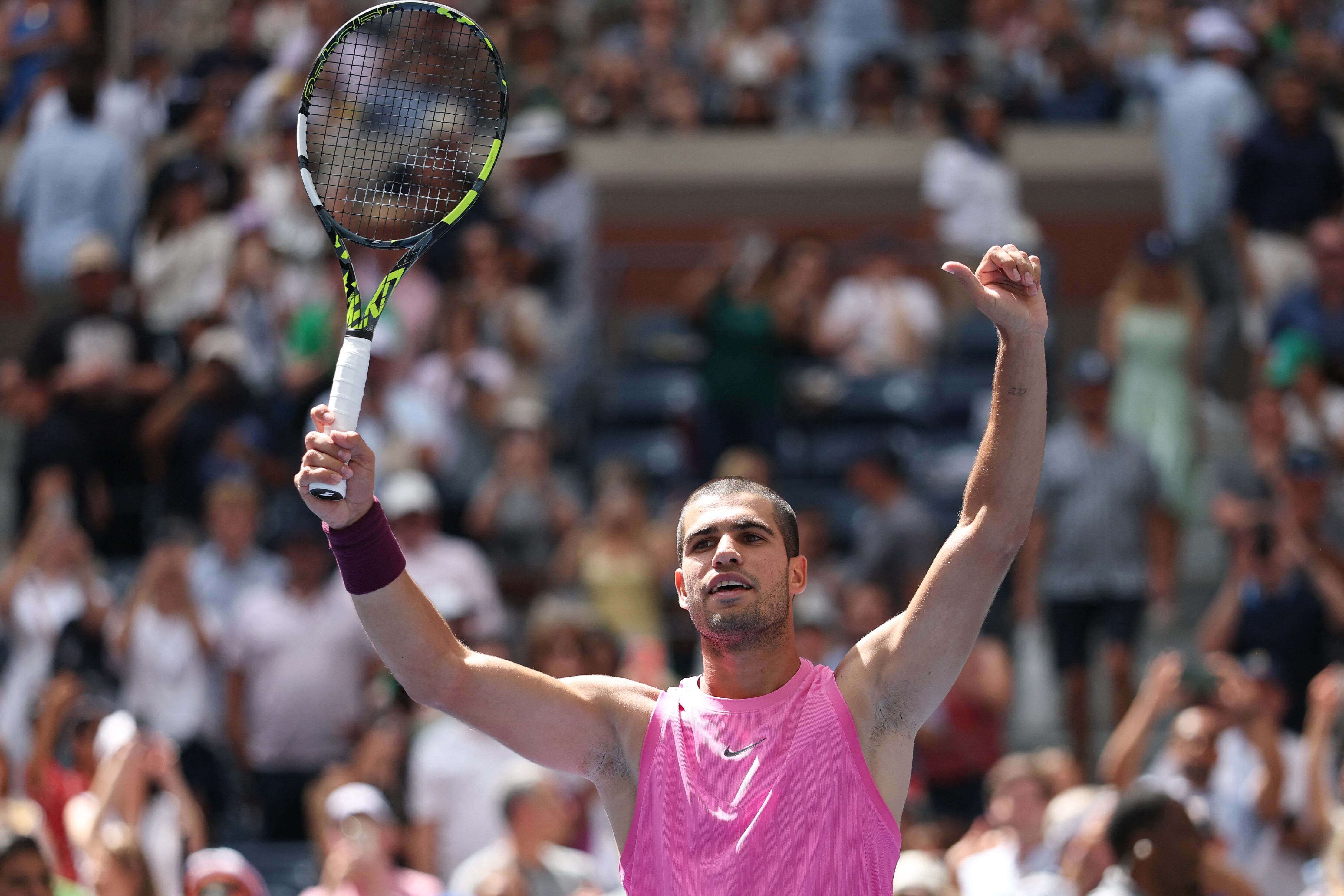 Carlos Alcaraz celebra su victoria ante Luciano Darderi en la tercera ronda del US Open 2025. FOTO: TIMOTHY A. CLARY/AFP vía Getty Images