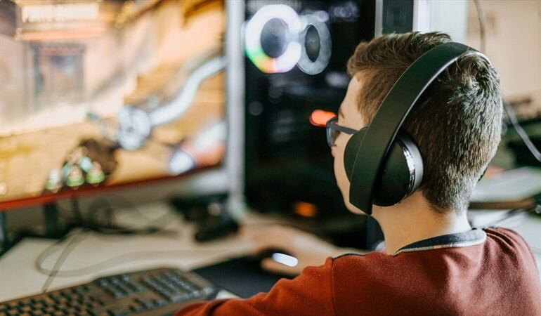 Imagen de referencia de un niño utilizando videojuegos. Foto: Getty Images / Carol Yepes