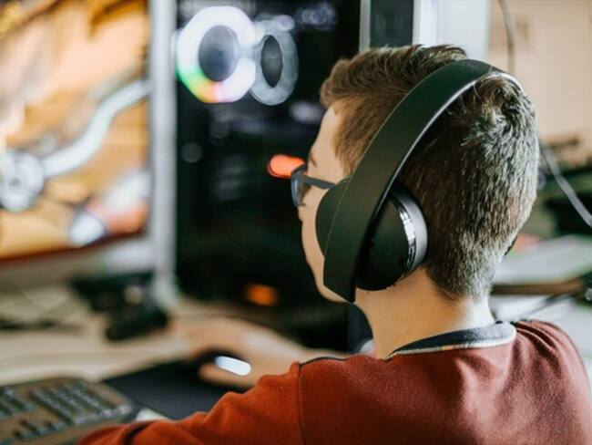 Imagen de referencia de un niño utilizando videojuegos. Foto: Getty Images / Carol Yepes