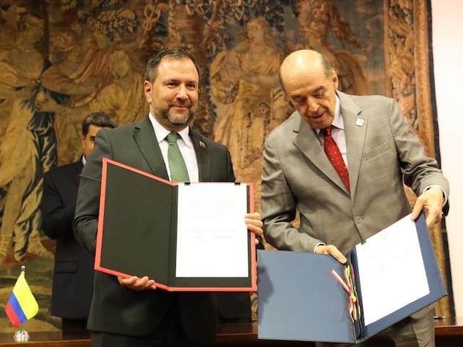 Cancilleres de Colombia y Venezuela, Álvaro Leyva e Yvan Gil, respectivamente. Foto: prensa presidencial Venezuela.