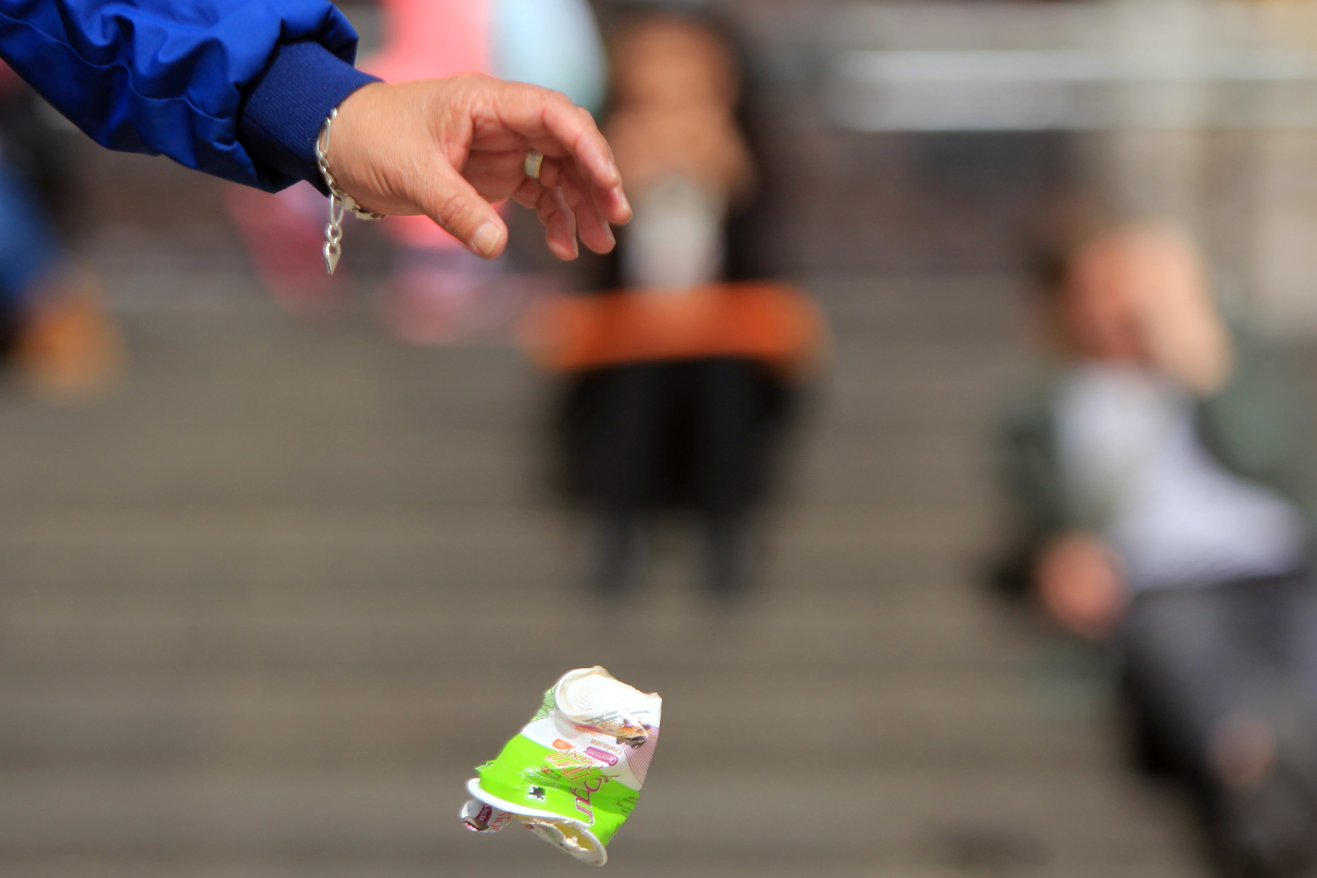 Multas por arrojar basura en espacios públicos - Colprensa (Colprensa)