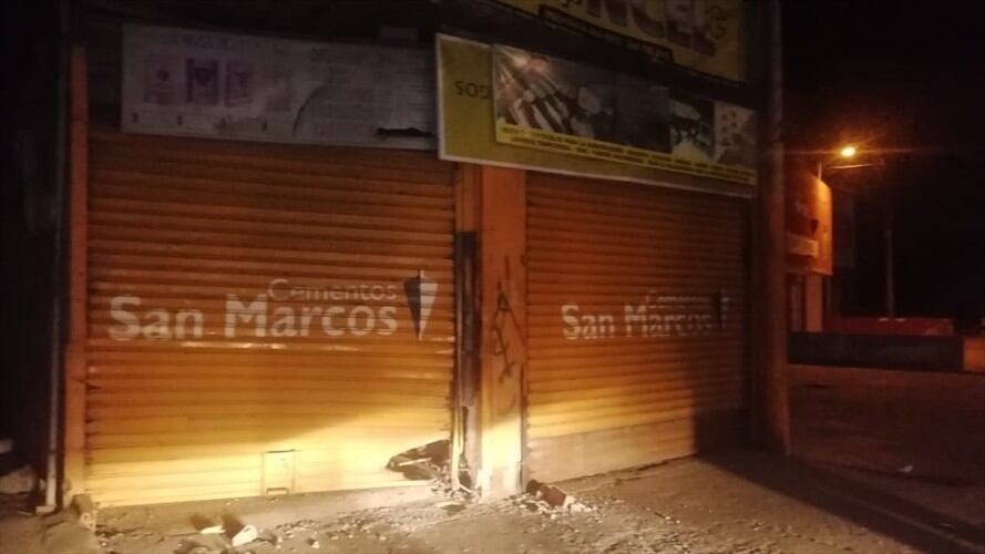 No hubo víctimas ni heridos, pero sí daños materiales en la puerta del establecimiento. Foto: Policía