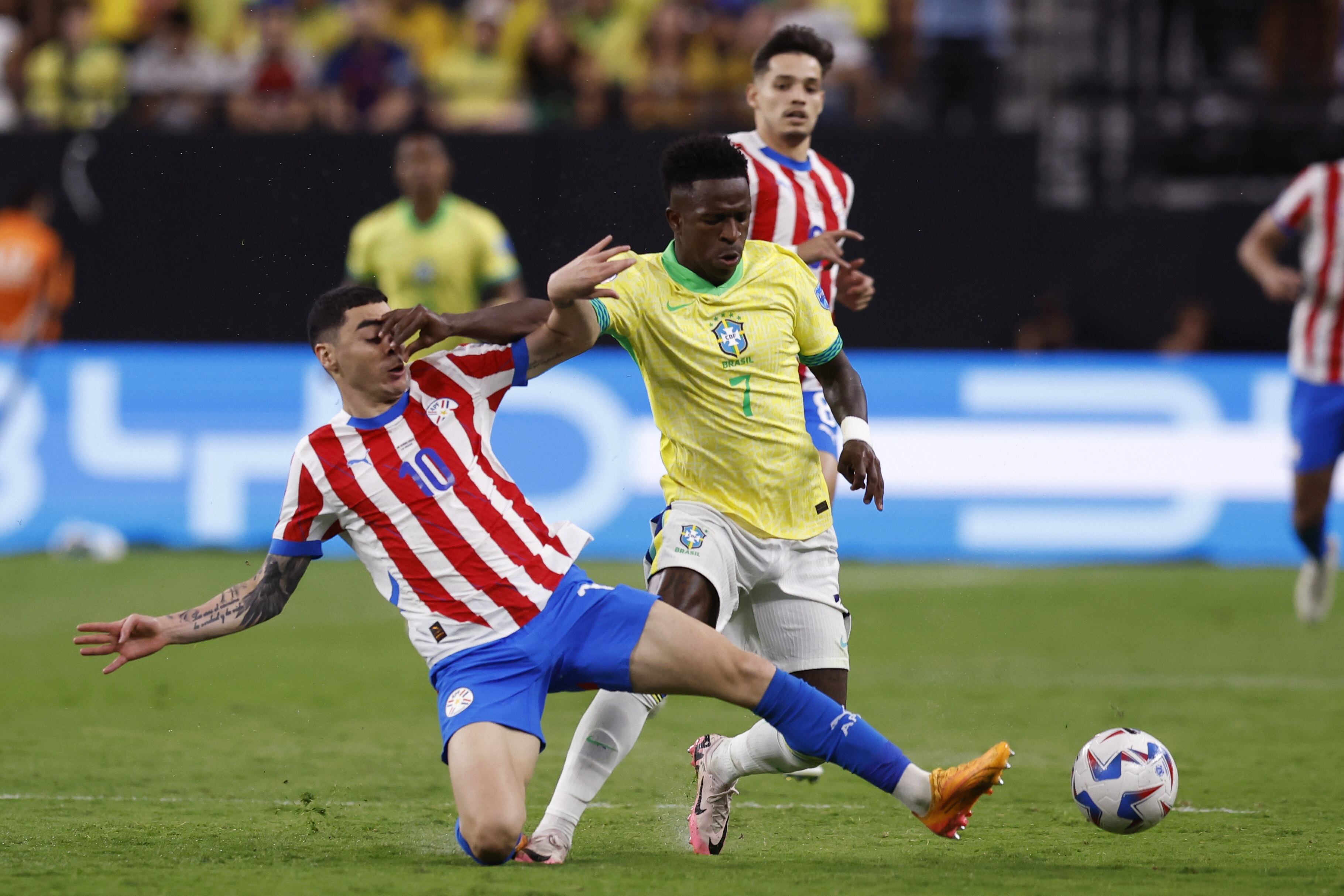 Las Vegas (United States), 29/06/2024.- Paraguay midfielder Miguel Almiron (L) kicks the ball from Brazil forward Vinicius Junior (R) during the second half of the CONMEBOL Copa America 2024 group D soccer match between Paraguay and Brazil, in Las Vegas, Nevada, USA, 28 June 2024. (Brasil) EFE/EPA/CAROLINE BREHMAN