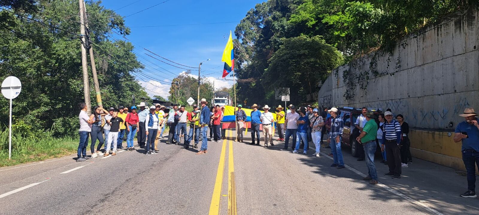 Más de 12 horas completa bloqueo en la vía Bucaramanga - Bogotá. Foto: Suministrada