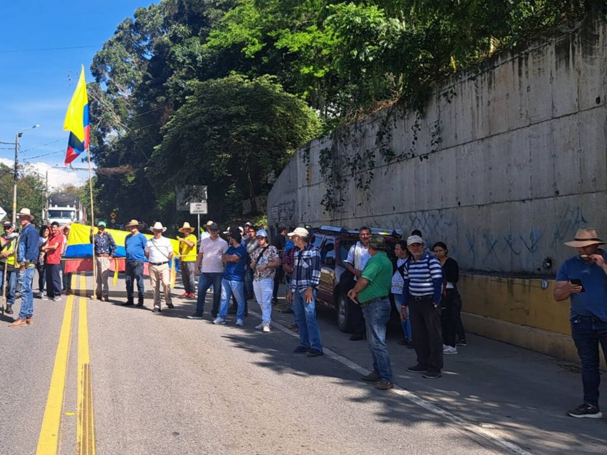 Más de 12 horas completa bloqueo en la vía Bucaramanga - Bogotá