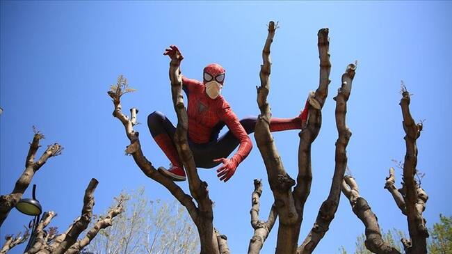 Hombre Araña turco ayuda a los ancianos en medio de las restricciones por el coronavirus. Foto: Agencia Anadolu
