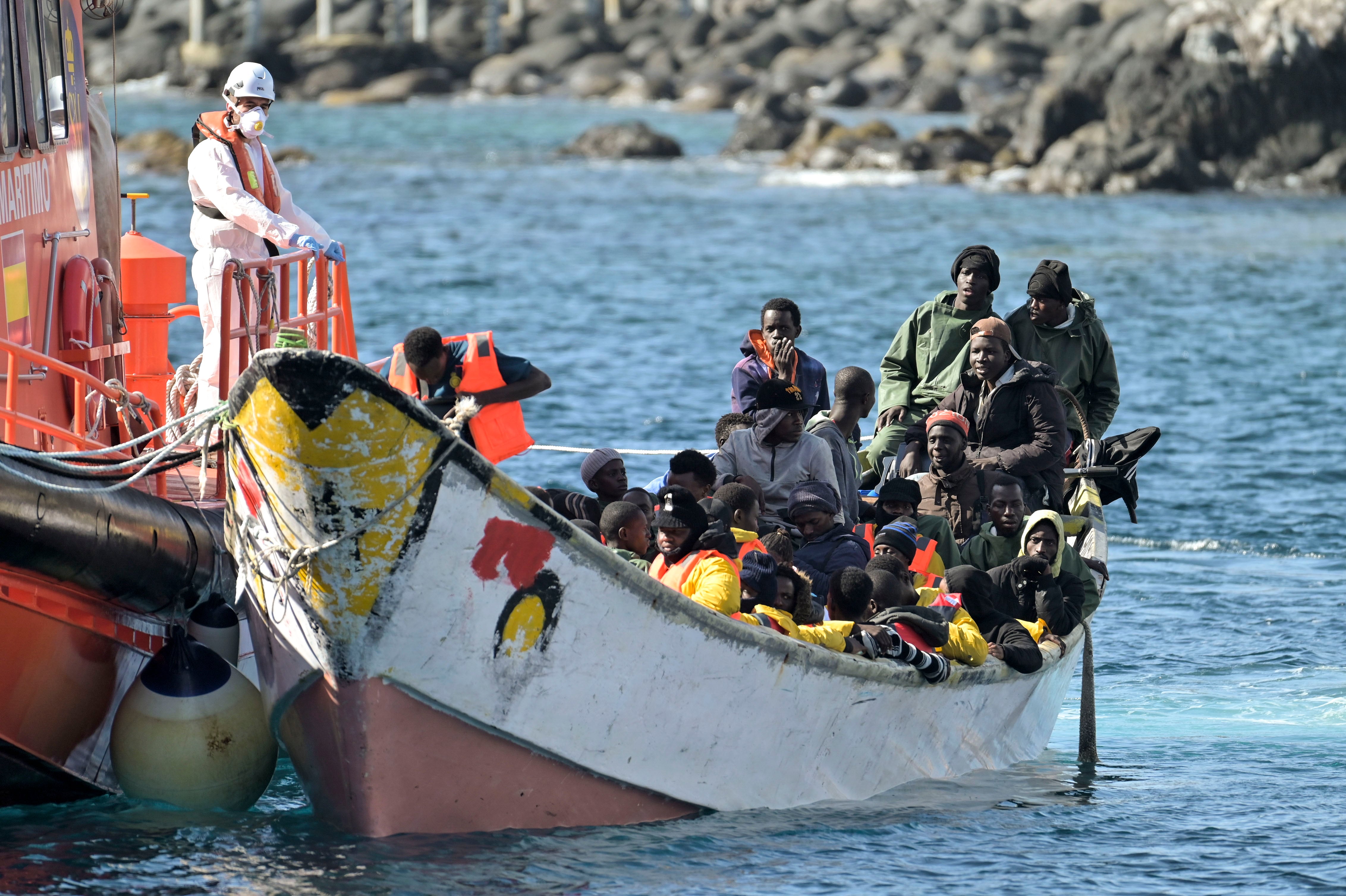 EL PINAR (EL HIERRO), 25/12/2024.- Los 75 inmigrantes rescatados por la embarcación de Salvamento Marítimo 'Salvamar Adhara', y trasladados al puerto de La Restinga, a su llegada. EFE/ Gelmert Finol