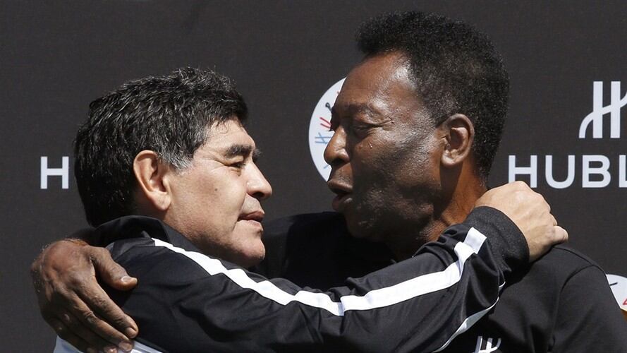 Emotivo mensaje de Pelé tras muerte de Maradona. Foto: PATRICK KOVARIK / AFP