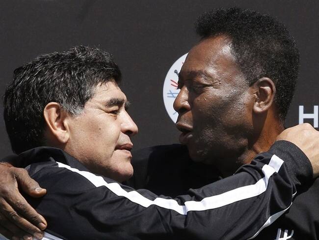 Emotivo mensaje de Pelé tras muerte de Maradona. Foto: PATRICK KOVARIK / AFP