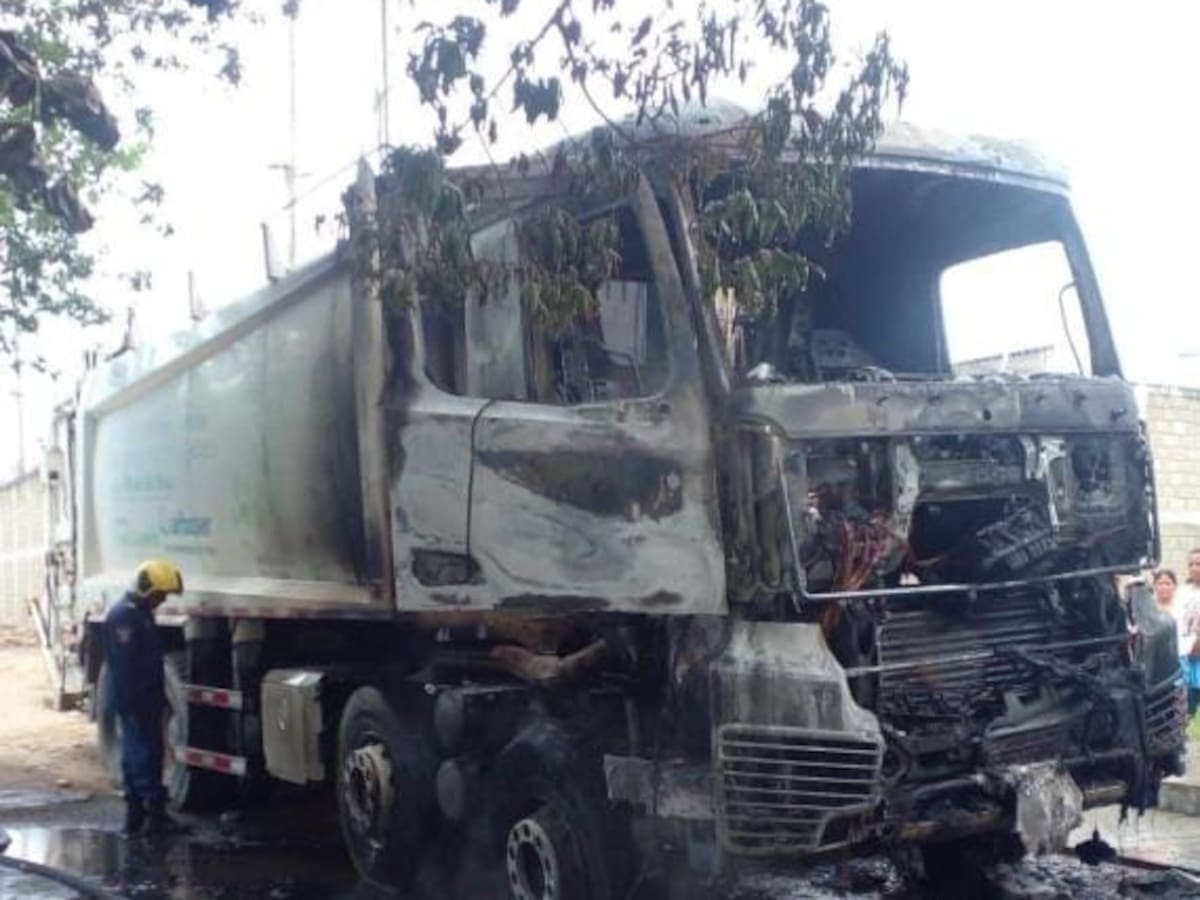 Cuatro hombres armados incineran vehículo de empresa de servicio público en Montería