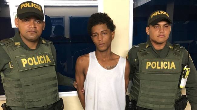 Este hombre, identificado como Elías Obregón, de 18 años de edad, habría golpeado en varias ocasiones con objetos contundentes al menor. Foto: Policía Nacional