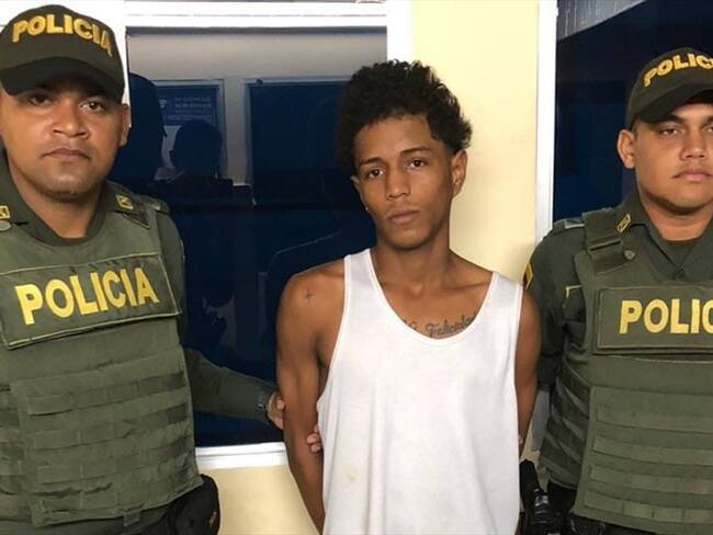 Este hombre, identificado como Elías Obregón, de 18 años de edad, habría golpeado en varias ocasiones con objetos contundentes al menor. Foto: Policía Nacional