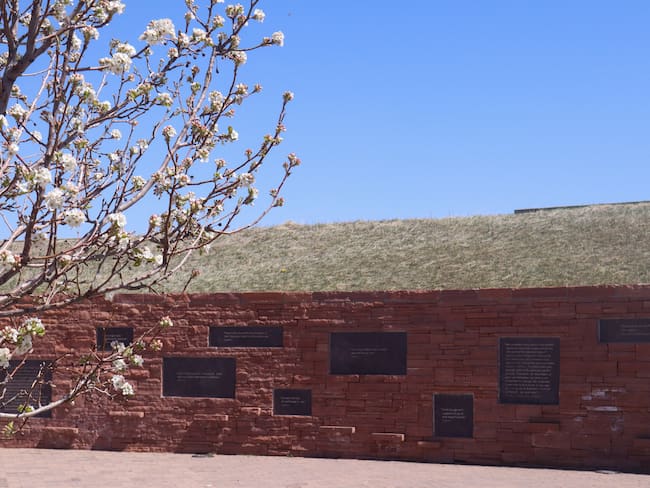 USA4054. COLUMBINE (CO, EEUU), 18/04/2024.- Fotografía del jueves 11 de abril donde se observa una pared con las placas dedicadas a los fallecidos, heridos, sobrevivientes y a todas las víctimas de la masacre de la Escuela Secundaria de Columbine que rodea el &#039;Columbine Memorial&#039; (Monumento a Columbine) ubicado en Clement Park, detrás de la escuela en Columbine, Colorado (EEUU). Columbine recuerda este sábado a las trece víctimas del primer tiroteo masivo ocurrido en una escuela de EE.UU., hace 25 años, al tiempo que se realiza en esta ciudad de Colorado la edición anual de la feria de armamento en la que los dos agresores escolares compraron sus rifles. EFE/Francisco E. Miraval