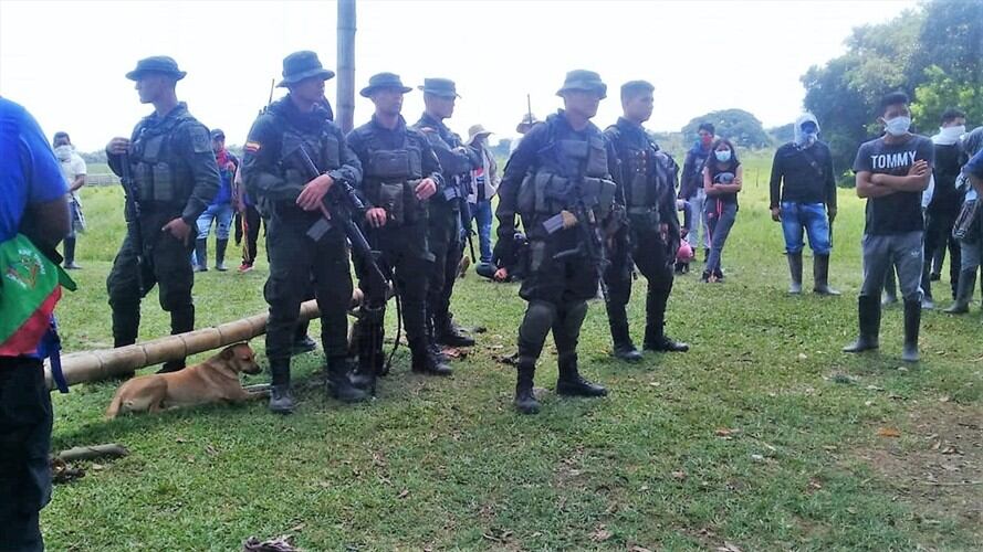 Los indígenas decidieron entregar a los uniformados a la Personería de Caloto y la Procuraduría General de la Nación . Foto: Cortesía