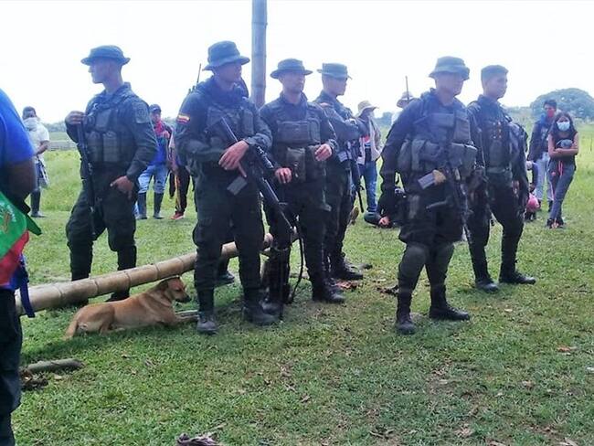 Los indígenas decidieron entregar a los uniformados a la Personería de Caloto y la Procuraduría General de la Nación . Foto: Cortesía