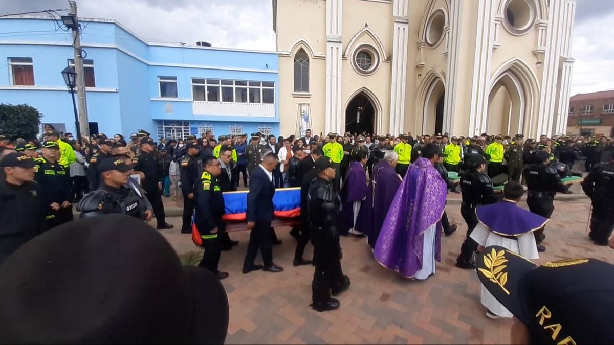 Con despedida masiva fue sepultado en Cómbita, policía asesinado en el Caguán