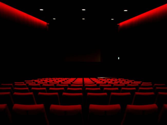 Es la práctica del desnudo social y de la vida en armonía: organizado del cine nudista