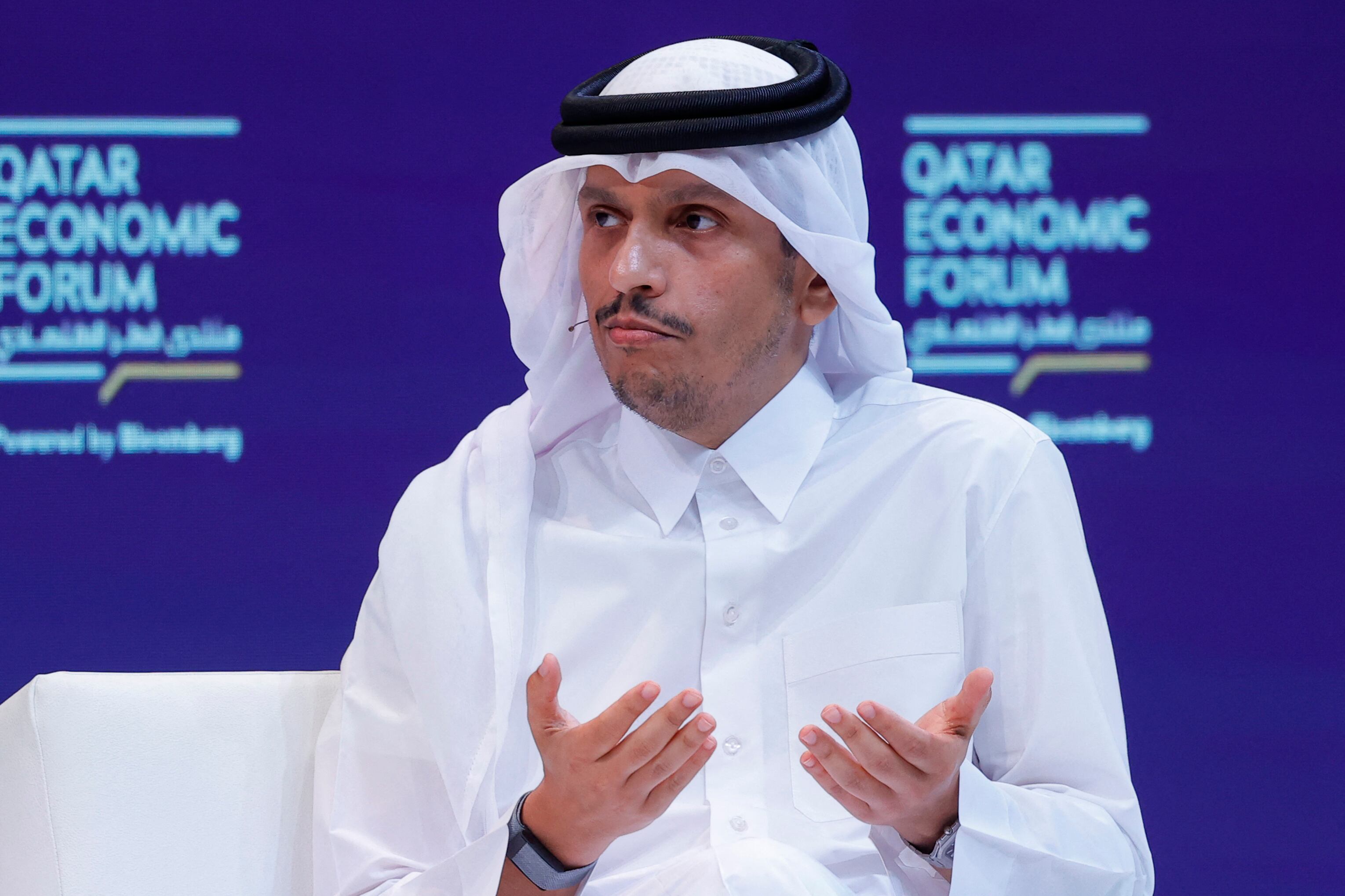 Primer ministro de Qatar, Mohammed bin Abdulrahman Al-Thani habla en el Qatar Economic Forum. FOTO: KARIM JAAFAR/AFP vía Getty Images