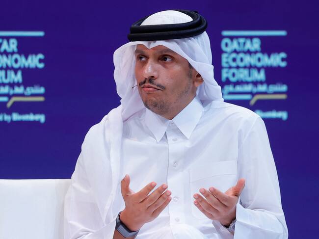 Primer ministro de Qatar, Mohammed bin Abdulrahman Al-Thani habla en el Qatar Economic Forum. FOTO: KARIM JAAFAR/AFP vía Getty Images